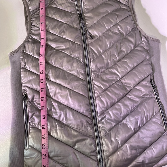 GAP Gray/Silver Primaloft Puffer Vest Size M. Two Front Zipper Pockets. Preloved - Picture 4 of 10